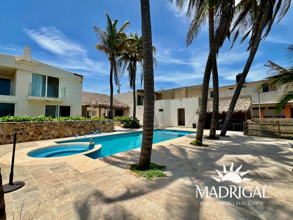 Casa en venta frente a la playa en la Bonfil
