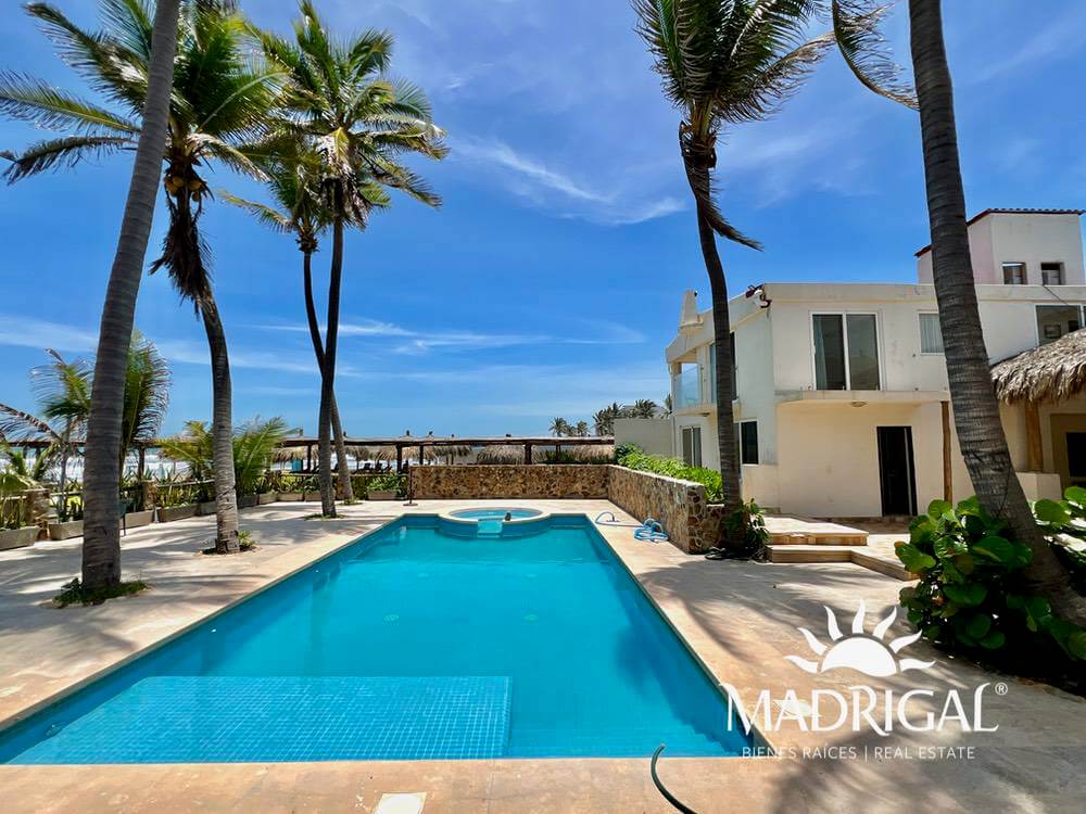 Casa en venta frente a la playa en la Bonfil
