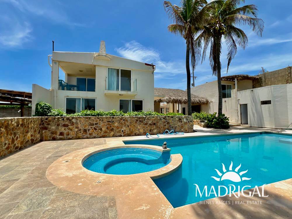 Casa en venta frente a la playa en la Bonfil