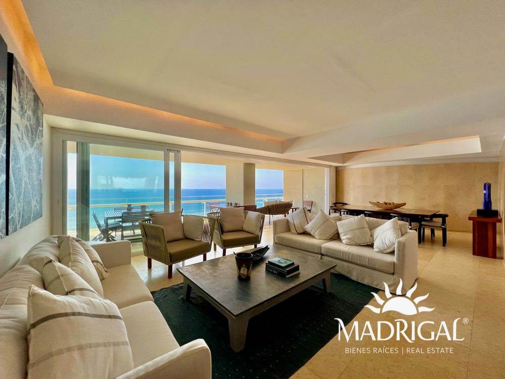 &&& Playamar Diamante |Amplio departamento en venta de cuatro recámaras frente al mar en Playa Diamante