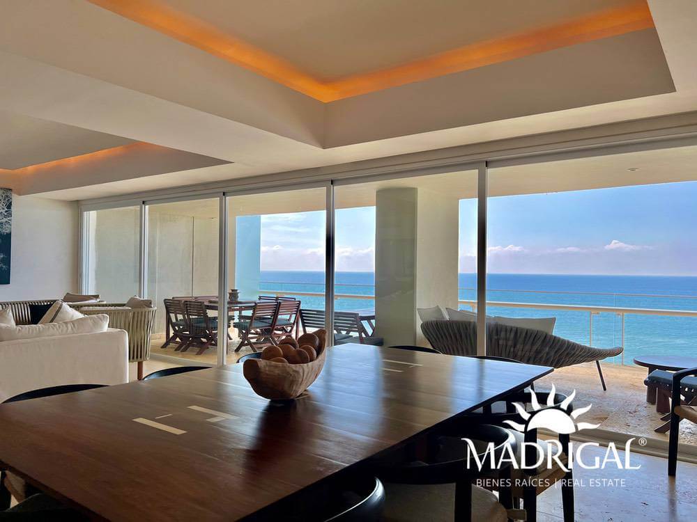 &&& Playamar Diamante |Amplio departamento en venta de cuatro recámaras frente al mar en Playa Diamante