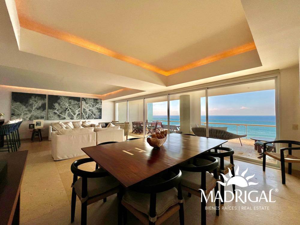 &&& Playamar Diamante |Amplio departamento en venta de cuatro recámaras frente al mar en Playa Diamante