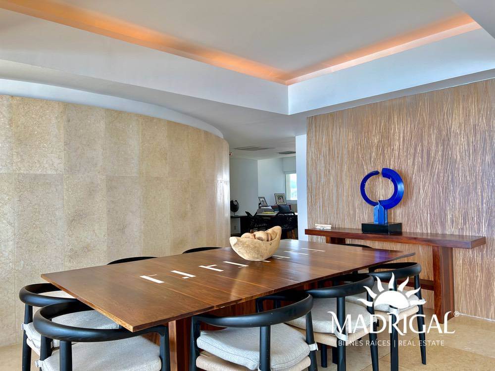 &&& Playamar Diamante |Amplio departamento en venta de cuatro recámaras frente al mar en Playa Diamante