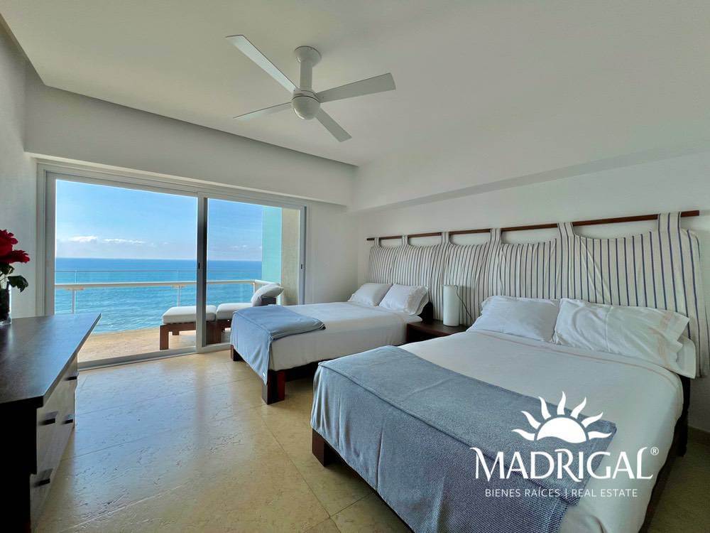 &&& Playamar Diamante |Amplio departamento en venta de cuatro recámaras frente al mar en Playa Diamante