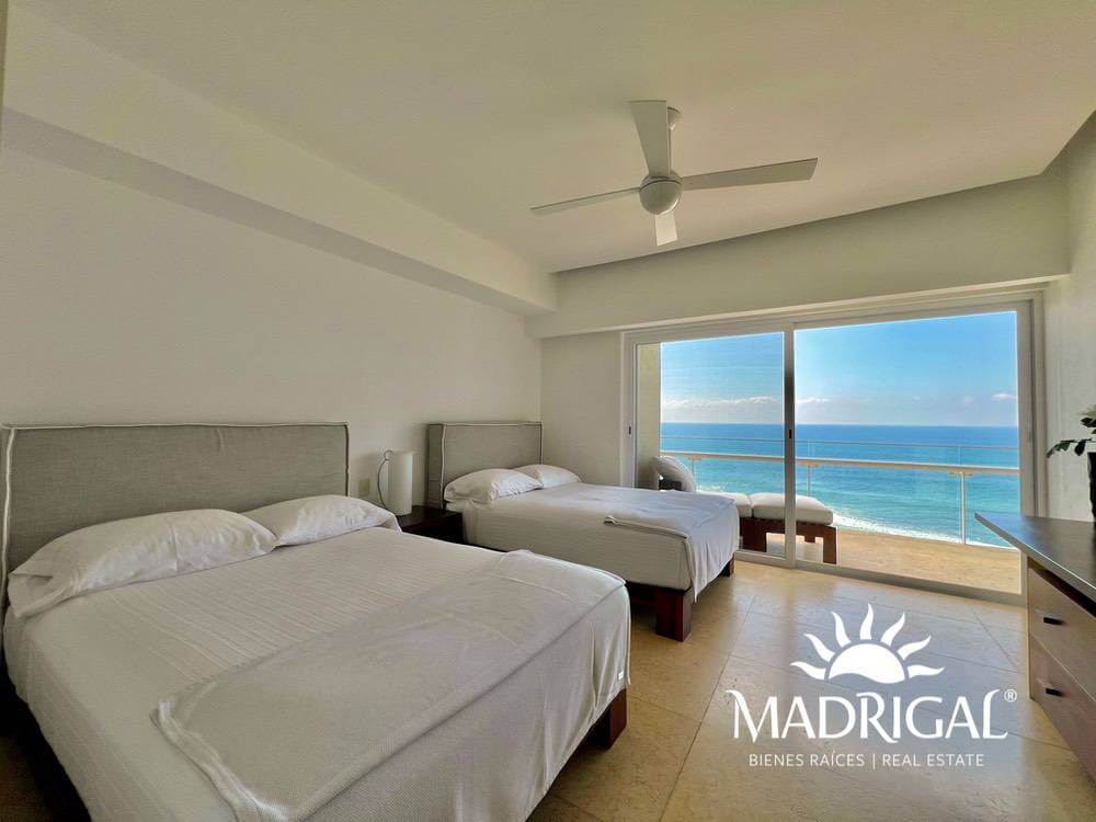 &&& Playamar Diamante |Amplio departamento en venta de cuatro recámaras frente al mar en Playa Diamante