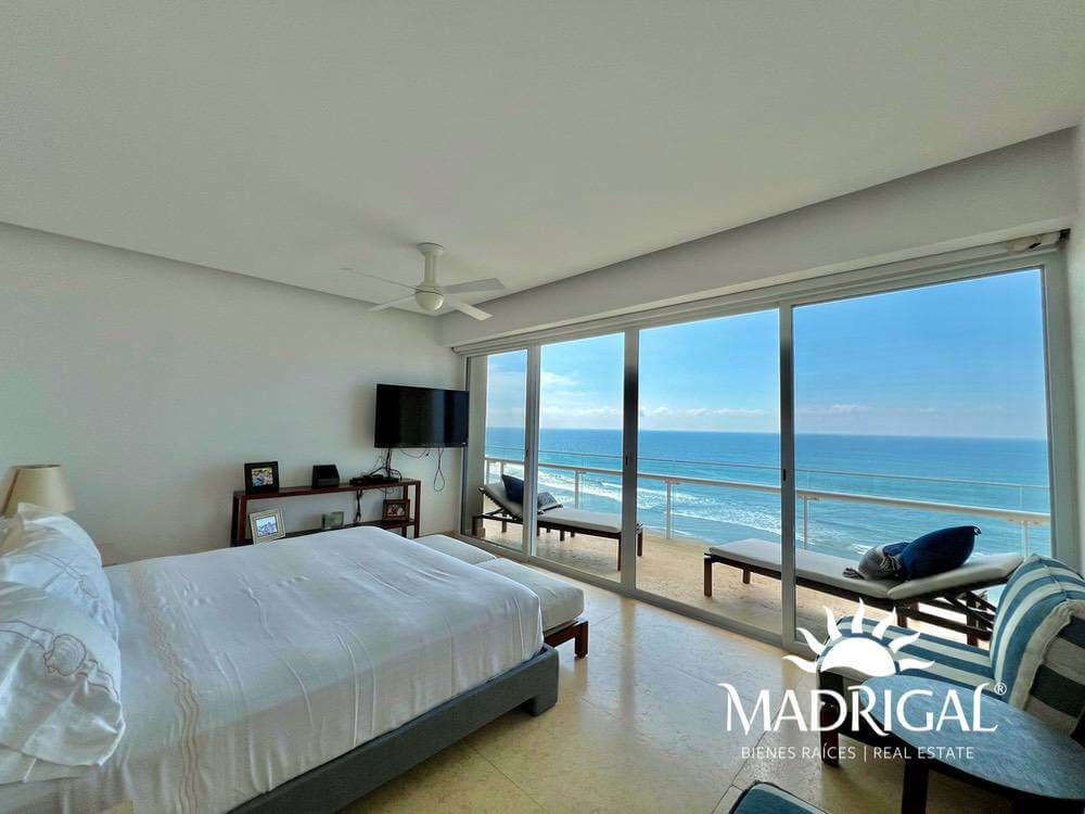 &&& Playamar Diamante |Amplio departamento en venta de cuatro recámaras frente al mar en Playa Diamante