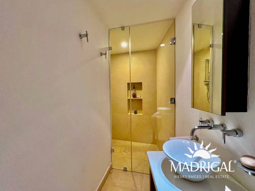 &&& Playamar Diamante |Amplio departamento en venta de cuatro recámaras frente al mar en Playa Diamante