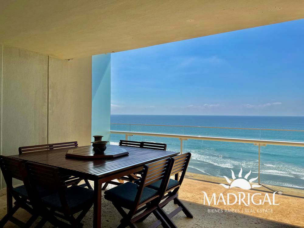 &&& Playamar Diamante |Amplio departamento en venta de cuatro recámaras frente al mar en Playa Diamante