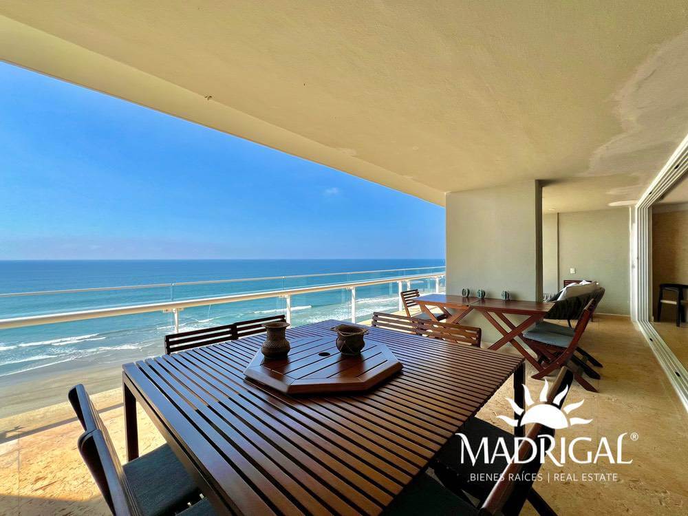 &&& Playamar Diamante |Amplio departamento en venta de cuatro recámaras frente al mar en Playa Diamante