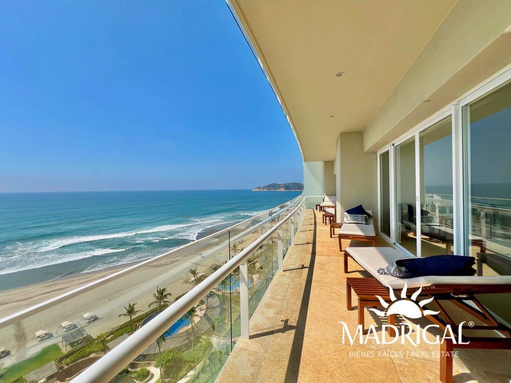 &&& Playamar Diamante |Amplio departamento en venta de cuatro recámaras frente al mar en Playa Diamante
