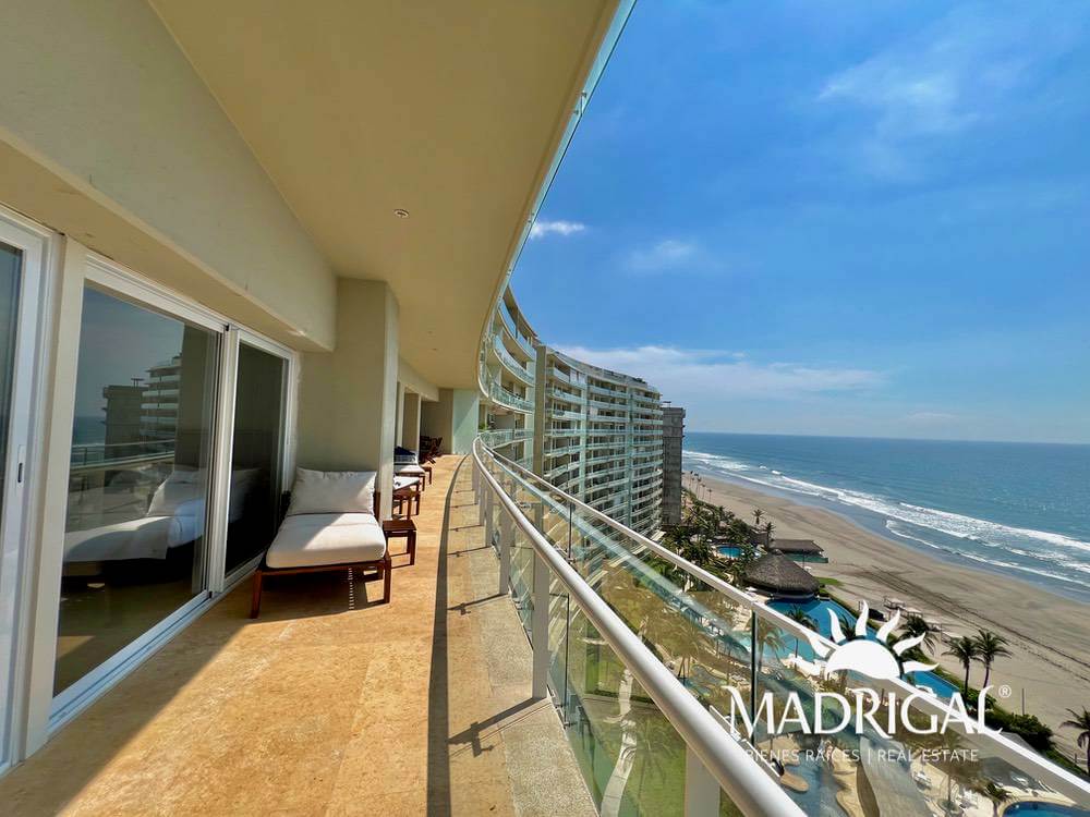 &&& Playamar Diamante |Amplio departamento en venta de cuatro recámaras frente al mar en Playa Diamante