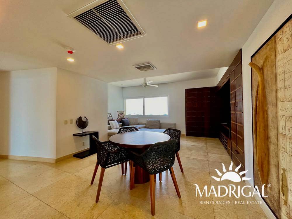 &&& Playamar Diamante |Amplio departamento en venta de cuatro recámaras frente al mar en Playa Diamante