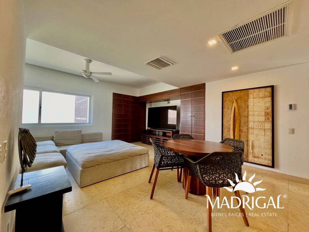 &&& Playamar Diamante |Amplio departamento en venta de cuatro recámaras frente al mar en Playa Diamante