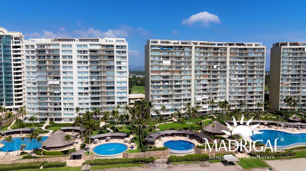 &&& Playamar Diamante |Amplio departamento en venta de cuatro recámaras frente al mar en Playa Diamante