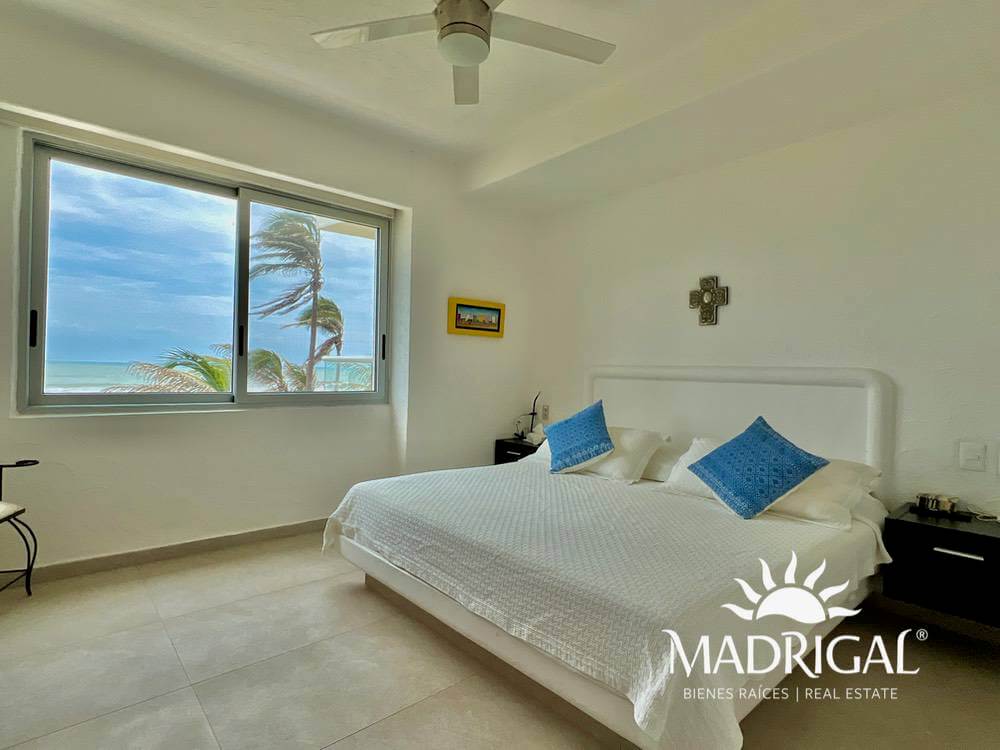 Club Playamar 1| Departamento en venta de cuatro recámaras frente al mar