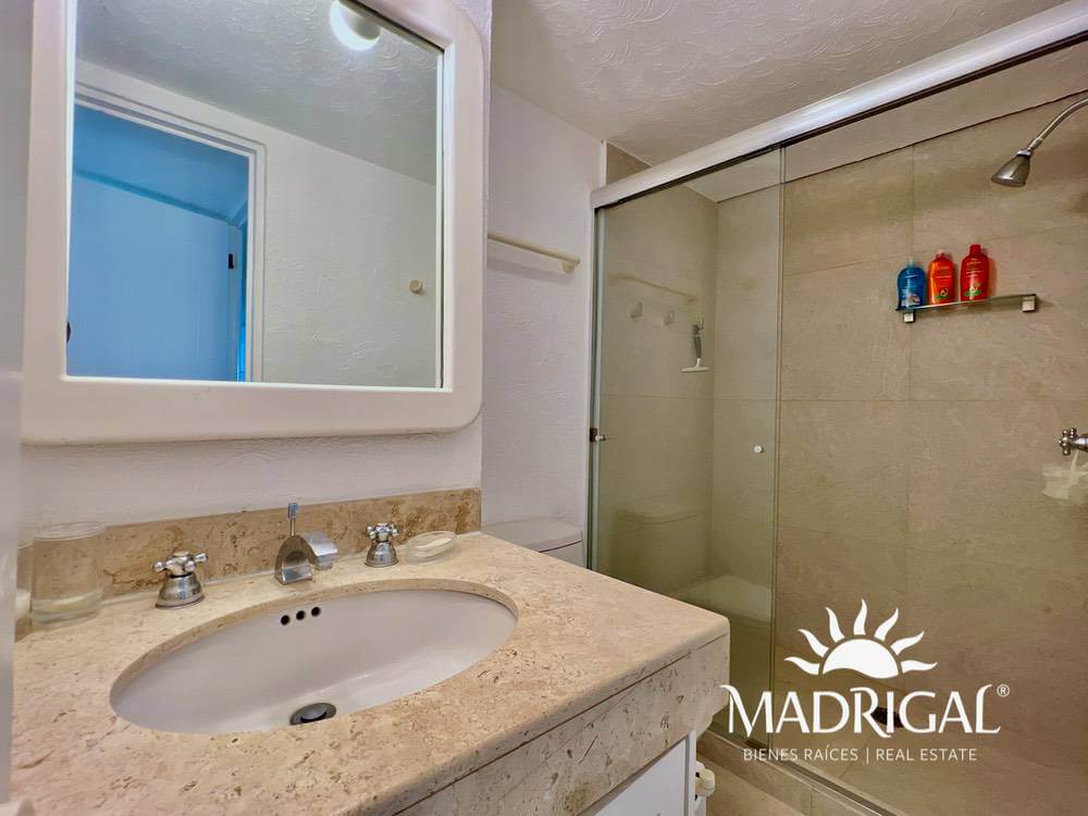 Club Playamar 1| Departamento en venta de cuatro recámaras frente al mar