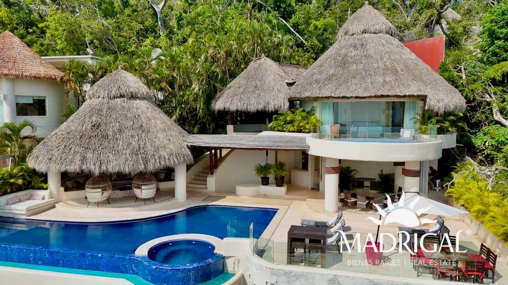 Cascada de la Cima | Exclusiva villa con techos de palapa y excelente vista a Playa Diamante