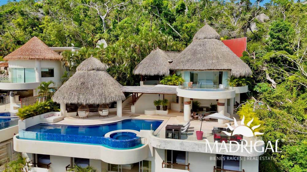 Cascada de la Cima | Exclusiva villa con techos de palapa y excelente vista a Playa Diamante