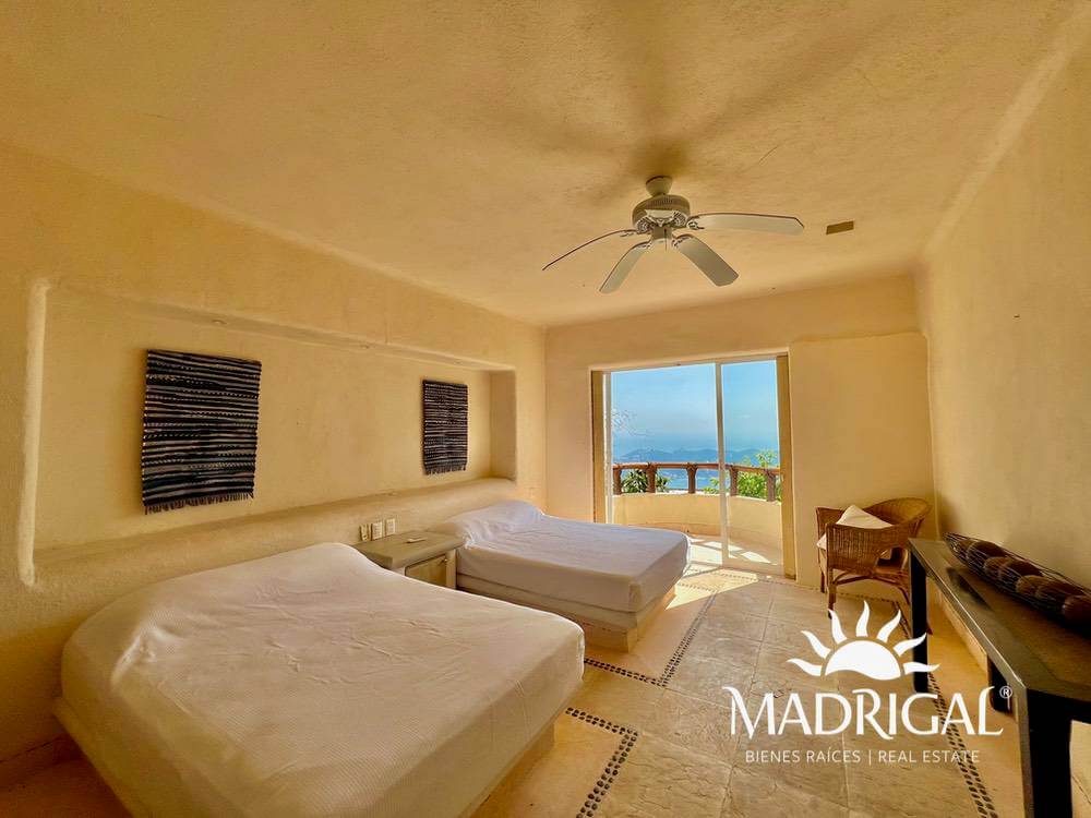 Cascada de la Cima | Exclusiva villa con techos de palapa y excelente vista a Playa Diamante