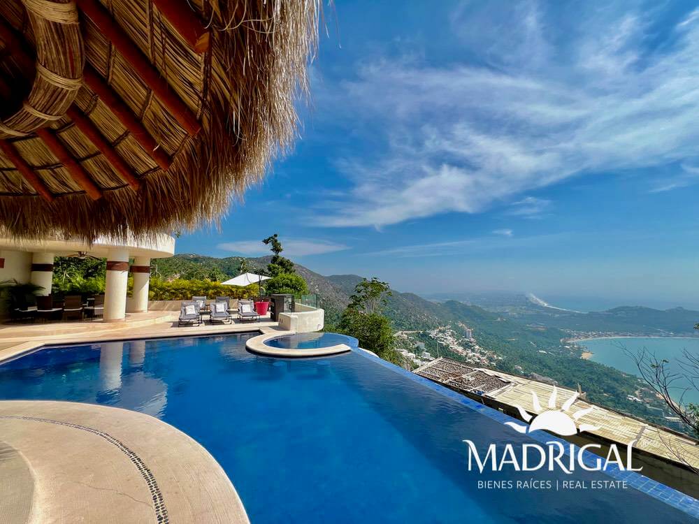 Cascada de la Cima | Exclusiva villa con techos de palapa y excelente vista a Playa Diamante
