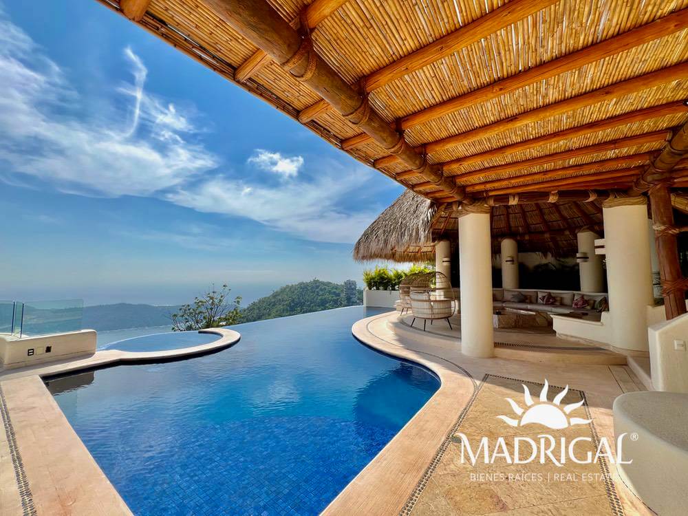Cascada de la Cima | Exclusiva villa con techos de palapa y excelente vista a Playa Diamante