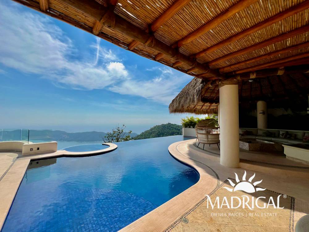 Cascada de la Cima | Exclusiva villa con techos de palapa y excelente vista a Playa Diamante