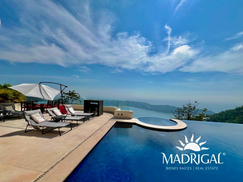 Cascada de la Cima | Exclusiva villa con techos de palapa y excelente vista a Playa Diamante