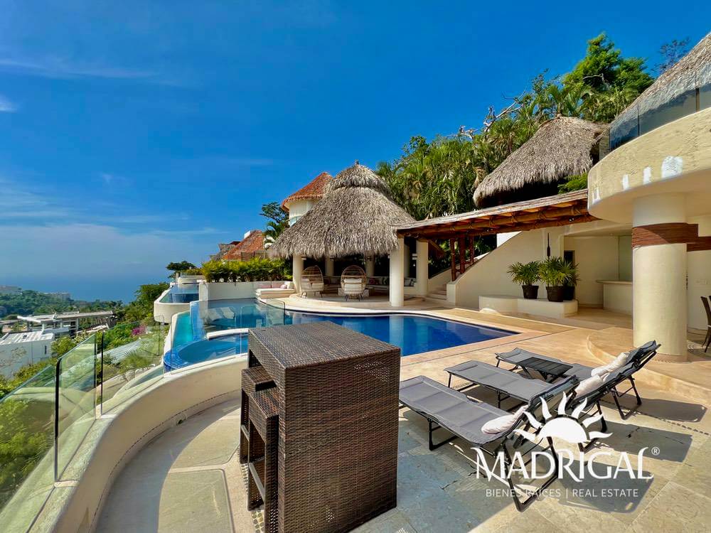 Cascada de la Cima | Exclusiva villa con techos de palapa y excelente vista a Playa Diamante