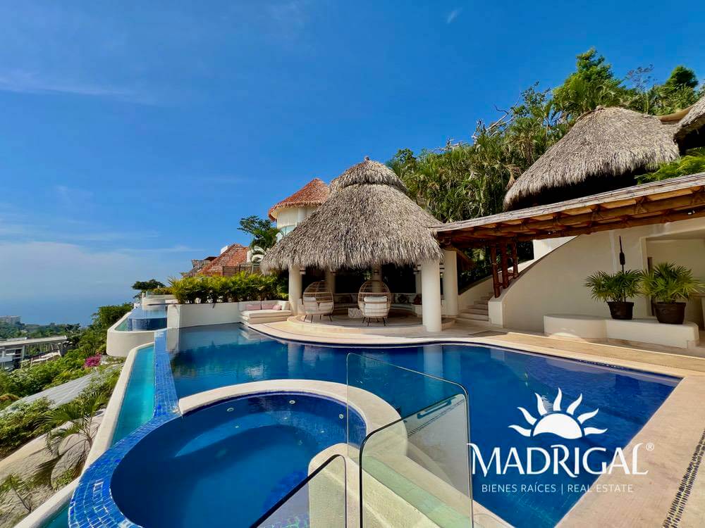 Cascada de la Cima | Exclusiva villa con techos de palapa y excelente vista a Playa Diamante