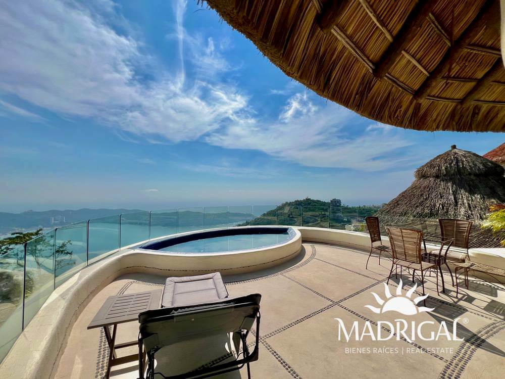 Cascada de la Cima | Exclusiva villa con techos de palapa y excelente vista a Playa Diamante