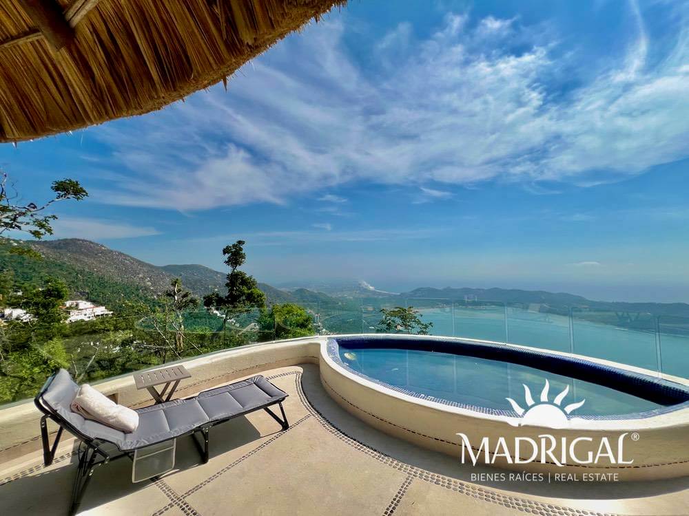 Cascada de la Cima | Exclusiva villa con techos de palapa y excelente vista a Playa Diamante