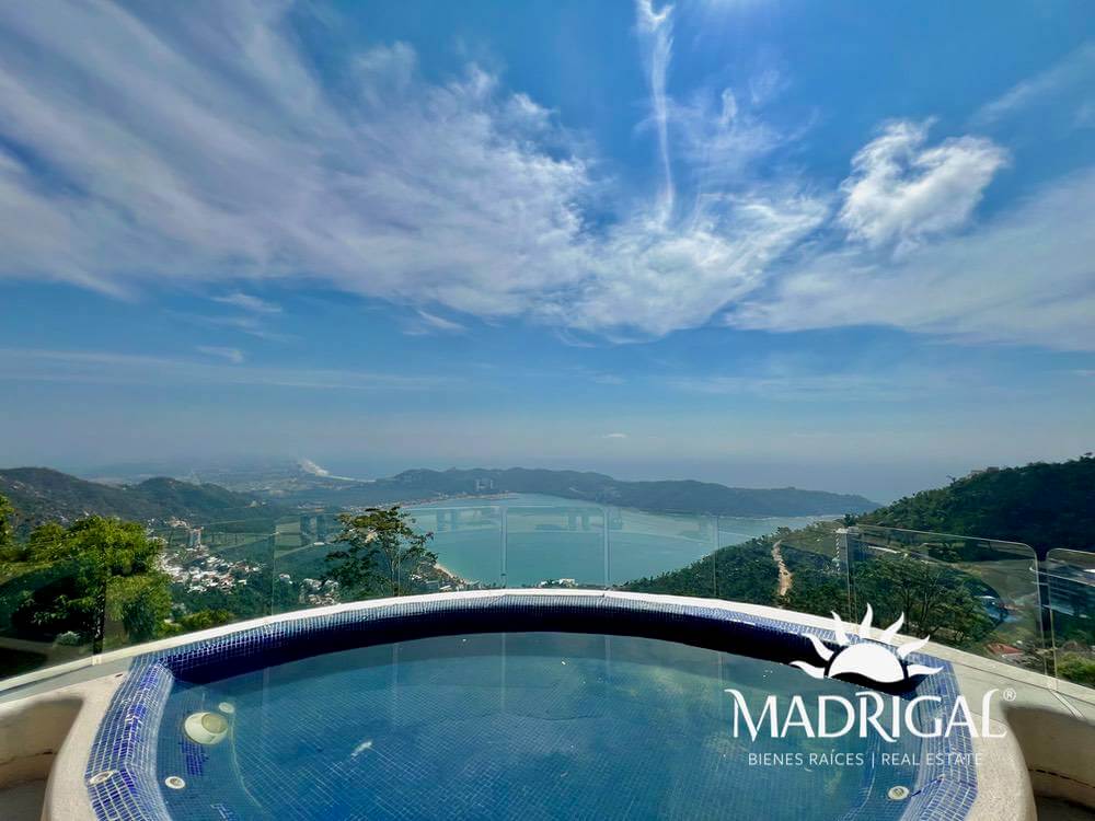 Cascada de la Cima | Exclusiva villa con techos de palapa y excelente vista a Playa Diamante