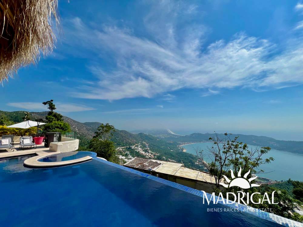 Cascada de la Cima | Exclusiva villa con techos de palapa y excelente vista a Playa Diamante