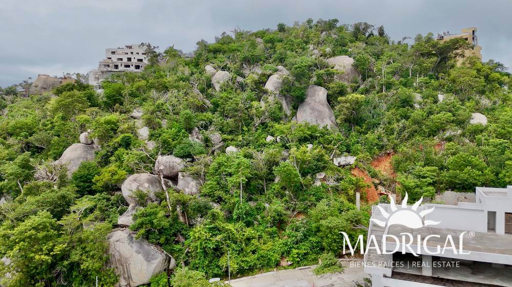 1140 m2 lot for sale in the Brisas Marques residential development in Acapulco