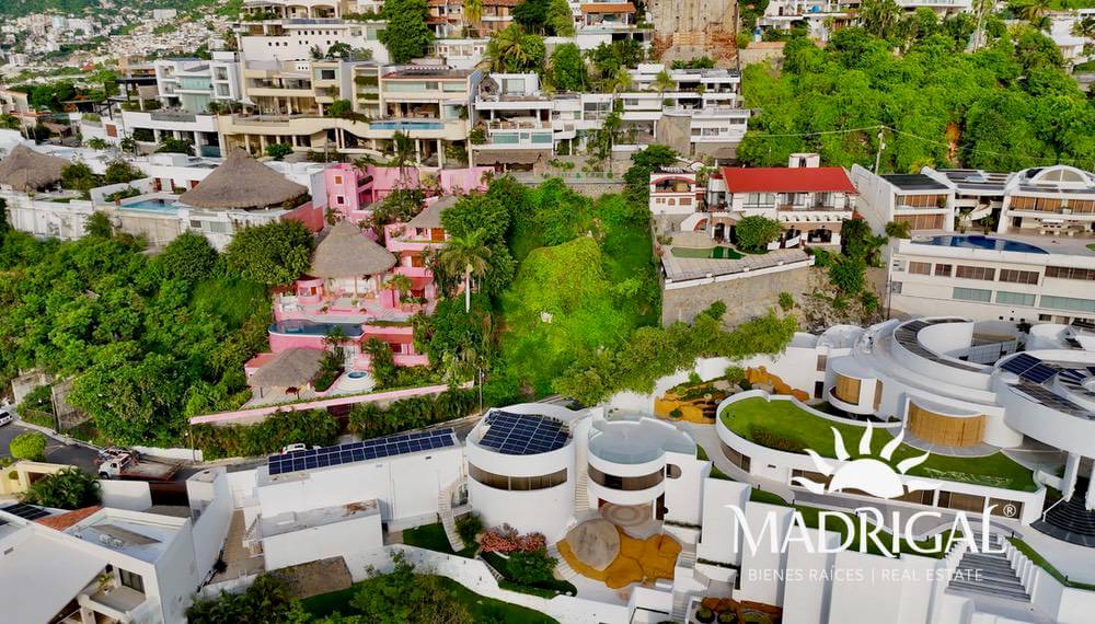 Exclusive house for sale in Marina Brisas with an additional 1000 m2 plot with a project.