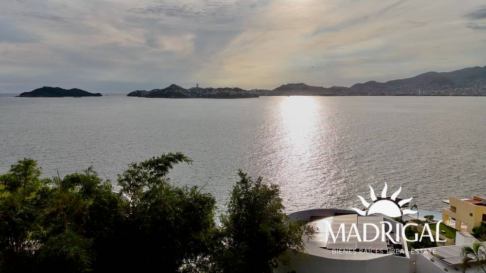 Exclusive house for sale in Marina Brisas with an additional 1000 m2 plot with a project.