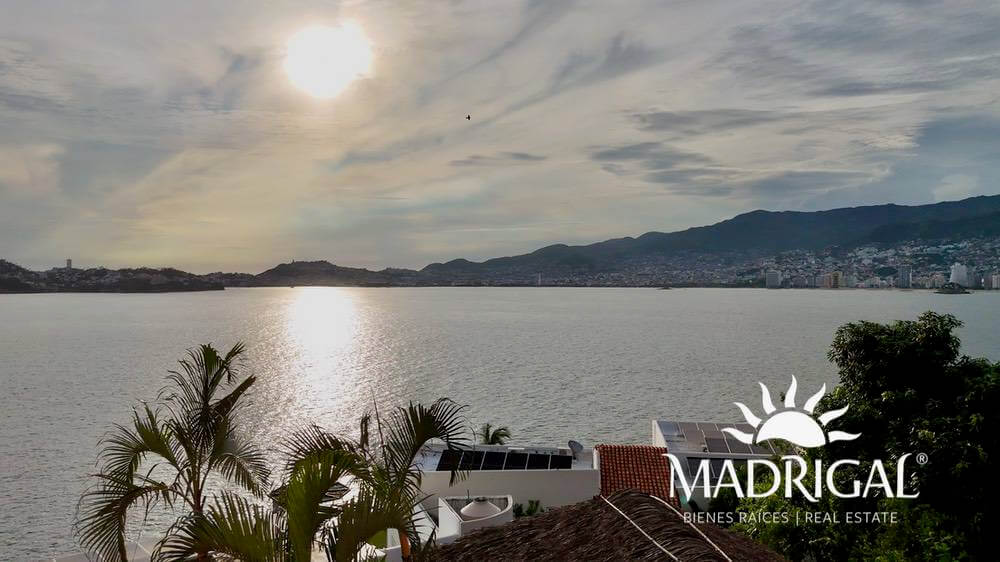 Exclusive house for sale in Marina Brisas with an additional 1000 m2 plot with a project.