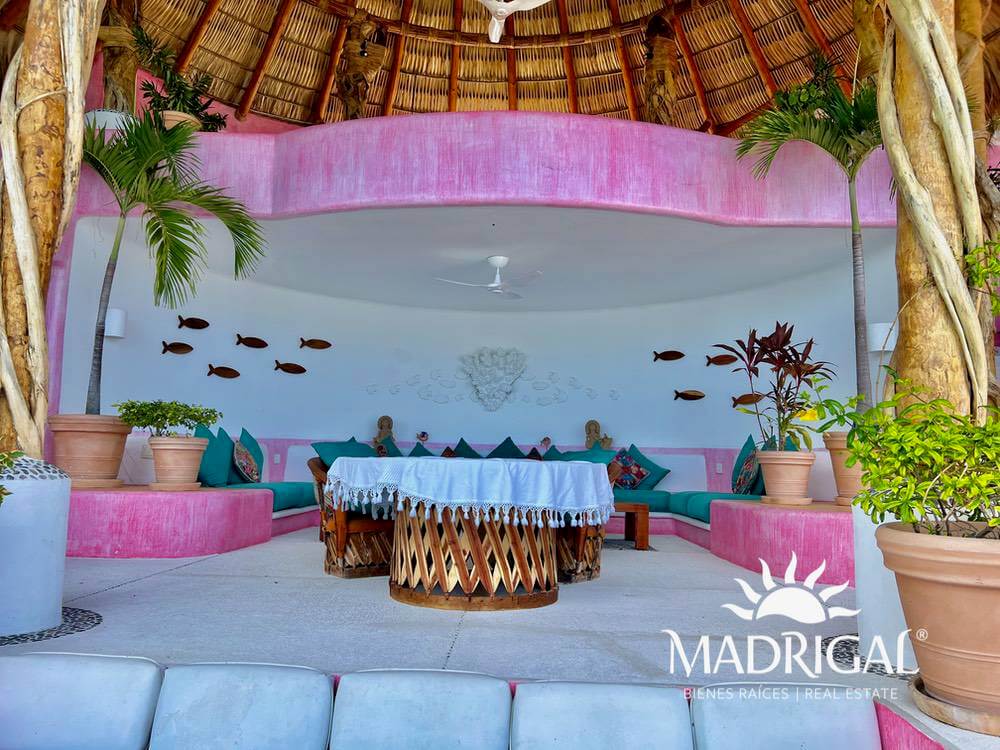 Exclusive house for sale in Marina Brisas with an additional 1000 m2 plot with a project.