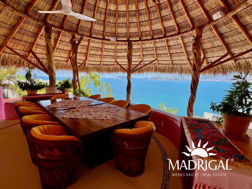 Exclusive house for sale in Marina Brisas with an additional 1000 m2 plot with a project.