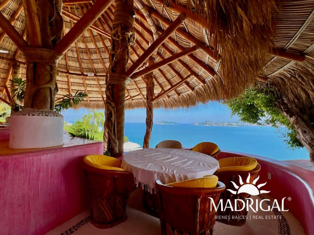 Exclusive house for sale in Marina Brisas with an additional 1000 m2 plot with a project.