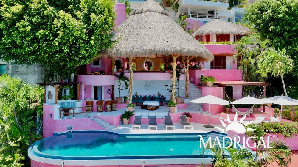 Exclusive house for sale in Marina Brisas with an additional 1000 m2 plot with a project.