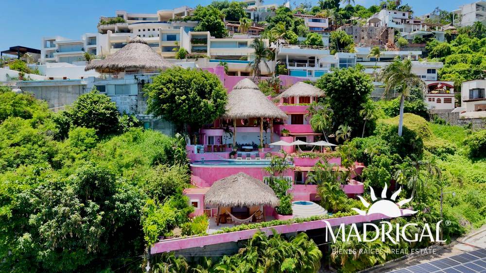 Exclusive house for sale in Marina Brisas with an additional 1000 m2 plot with a project.