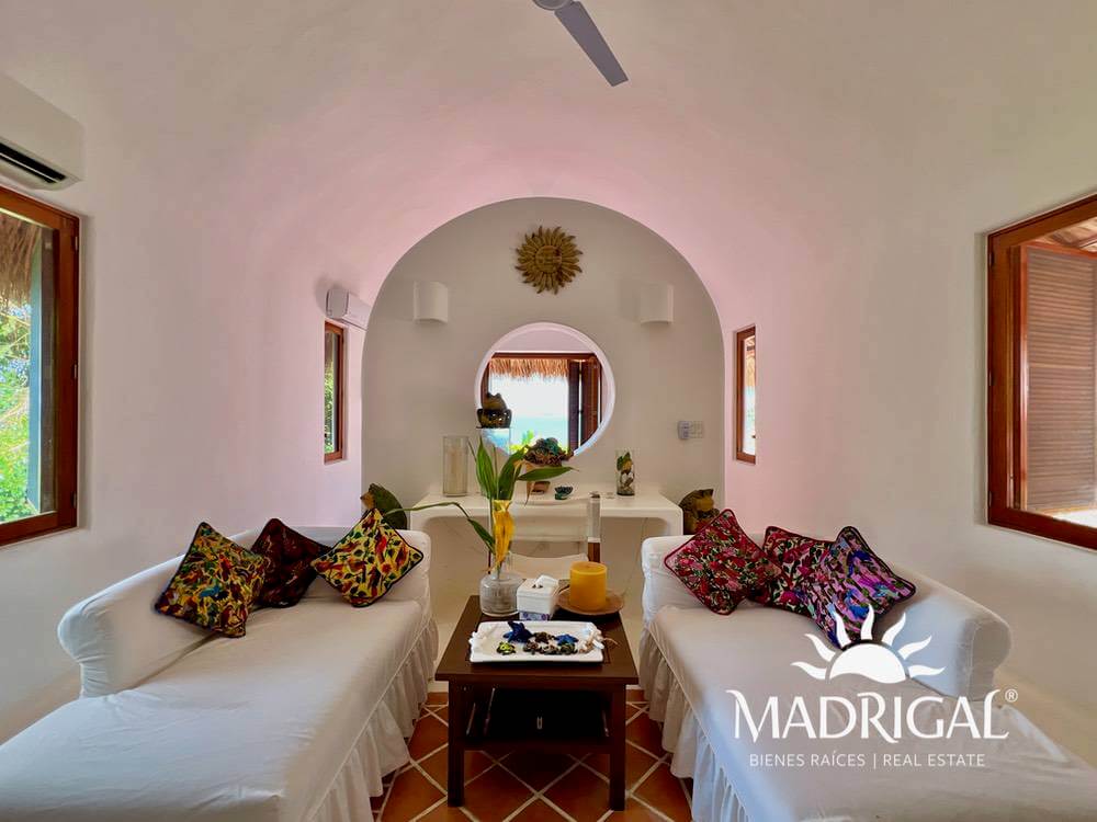 Exclusive house for sale in Marina Brisas with an additional 1000 m2 plot with a project.