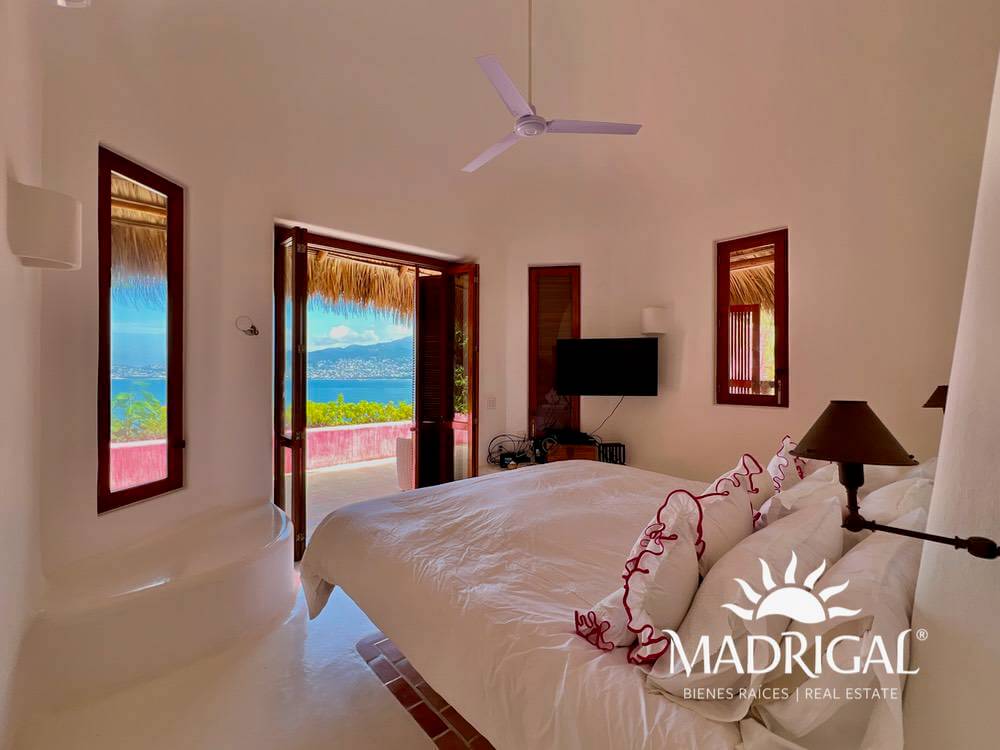 Exclusive house for sale in Marina Brisas with an additional 1000 m2 plot with a project.