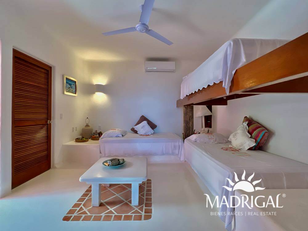 Exclusive house for sale in Marina Brisas with an additional 1000 m2 plot with a project.