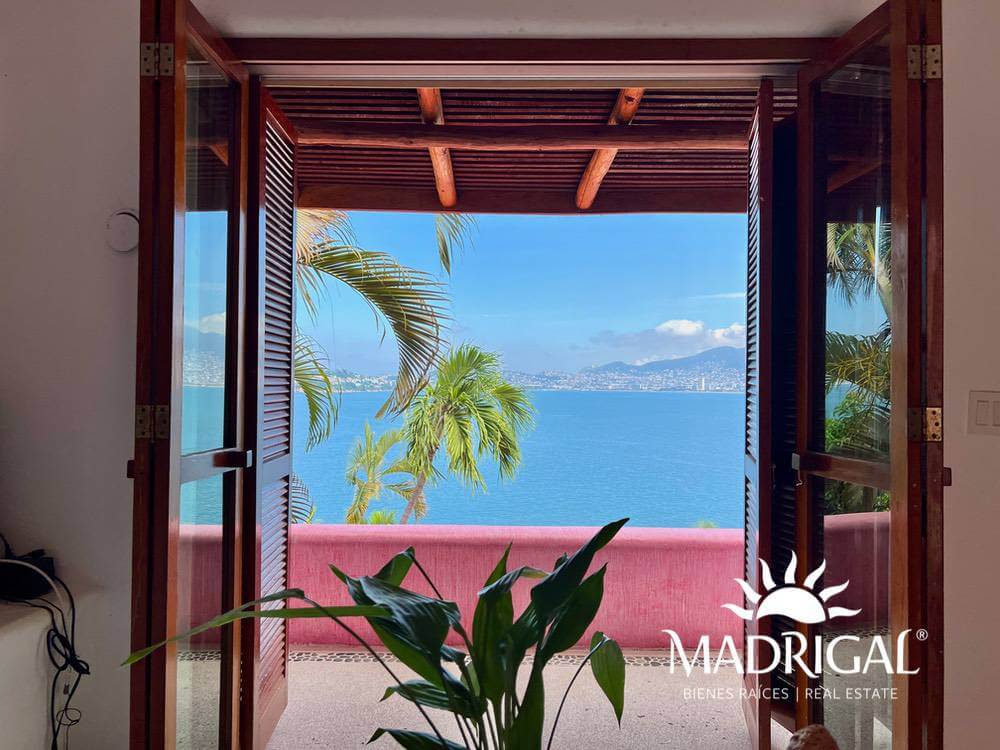 Exclusive house for sale in Marina Brisas with an additional 1000 m2 plot with a project.