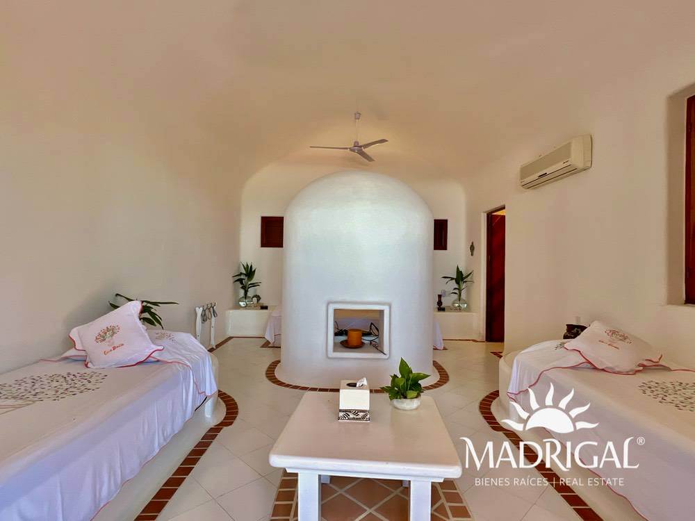 Exclusive house for sale in Marina Brisas with an additional 1000 m2 plot with a project.