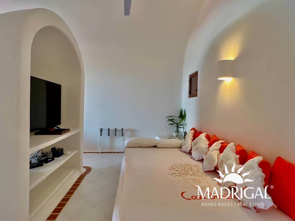 Exclusive house for sale in Marina Brisas with an additional 1000 m2 plot with a project.