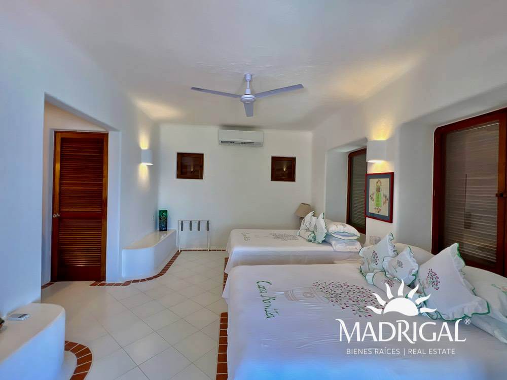 Exclusive house for sale in Marina Brisas with an additional 1000 m2 plot with a project.