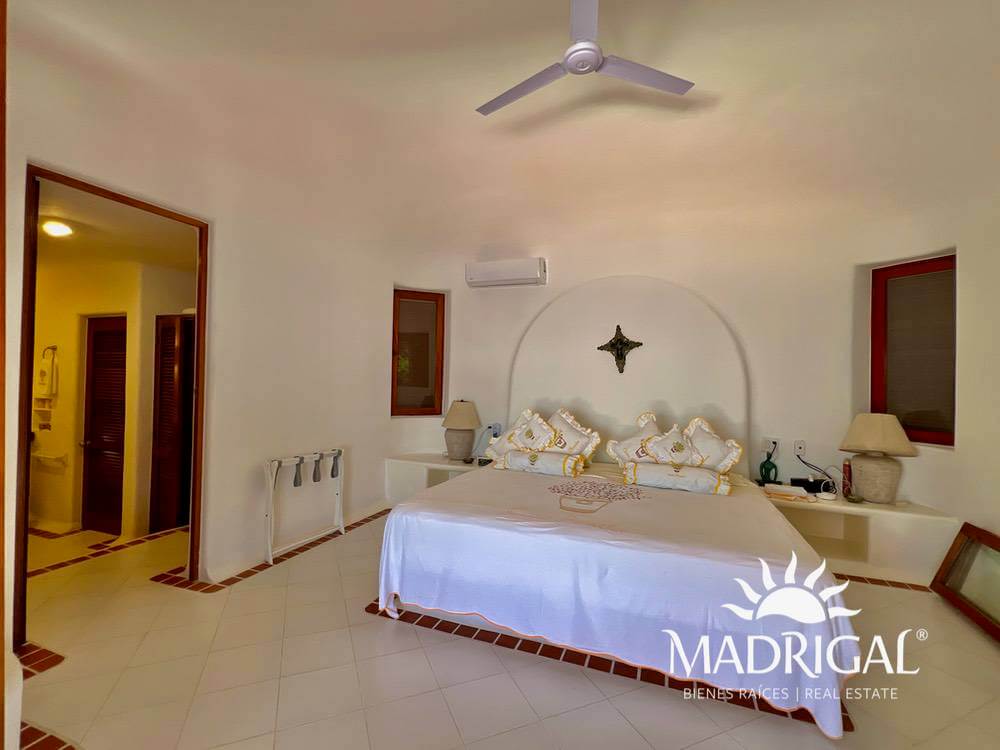 Exclusive house for sale in Marina Brisas with an additional 1000 m2 plot with a project.